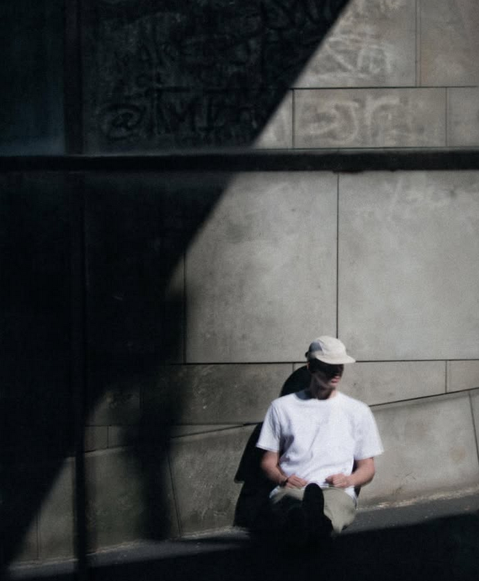 Cinematisches Street-Portrait mit Licht und Schatten