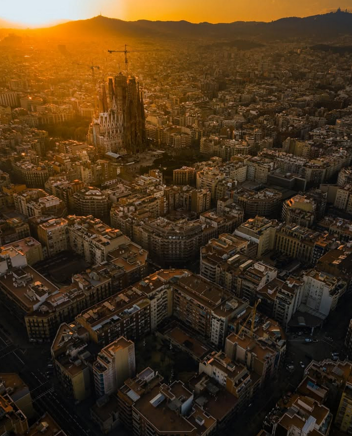Aerial Drone-Aufnahme von Barcelona bei Sonnenuntergang